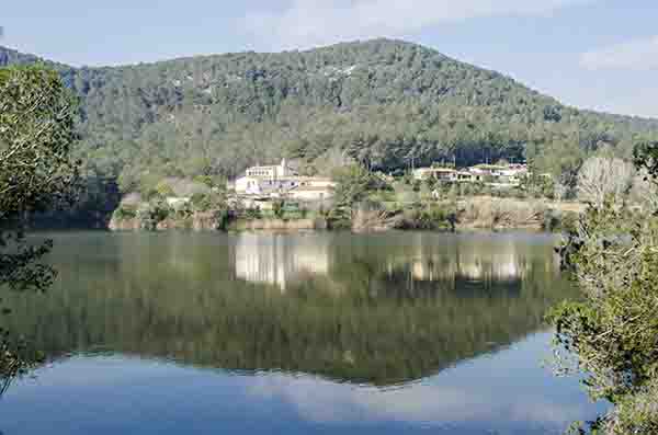 Barcelona - Castellet i La Gornal 12 - pantano de Foix.jpg
